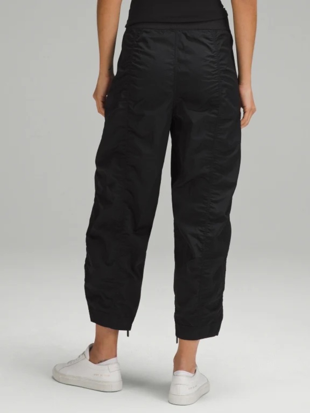 Front-Zip Mid-Rise Ruched Crop - Picture 3 of 8